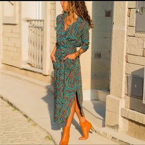 New v neck long striped dress with belt small